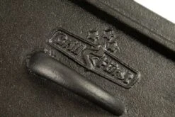 Grillfürst Dutch Oven Set BBQ Kastenform BK4 Aus Gusseisen - X-DEAL Inkl. Tragetasche / Aufbewahrungstasche, Gusseisen Pflege Und Deckelheber -Campinggeschäfte 18 116 BBQ Kastenform Logo