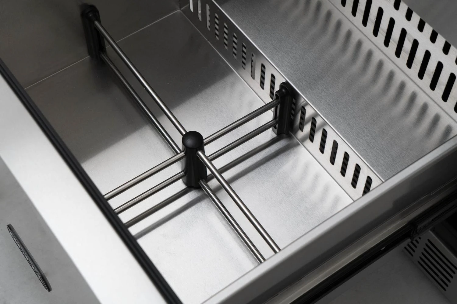 BULL Premium Outdoor Schubladen-Kühlschrank Mit LED Kontrollpanel, IPX4 Spritzwassergeschützt 7 BULL Premium Outdoor Schubladen-Kühlschrank Mit LED Kontrollpanel, IPX4 Spritzwassergeschützt – Bild 5