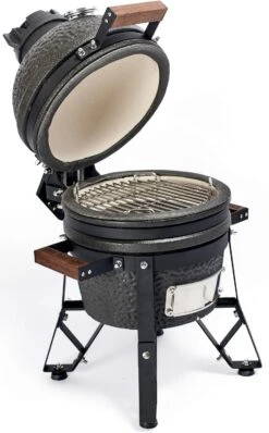 The Bastard Keramikgrill Urban Small - Schwarz Matt - Modell 2023 16 The Bastard Keramikgrill Urban Small - Schwarz Matt - Modell 2023 -Campinggeschäfte Bastard Keramikgrill Urban Small Deckel offen Seitlich