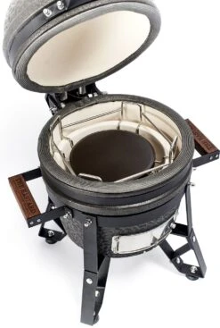 The Bastard Keramikgrill Urban Small - Schwarz Matt - Modell 2023 18 The Bastard Keramikgrill Urban Small - Schwarz Matt - Modell 2023 -Campinggeschäfte Bastard Keramikgrill Urban Small Hitzeschild BU206