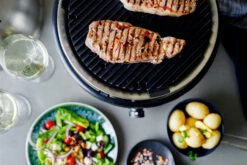 Cobb Grill Premier+ Gas Deluxe Gasgrill 30mbar - Modell 2023 16 Cobb Grill Premier+ Gas Deluxe Gasgrill 30mbar - Modell 2023 -Campinggeschäfte Cobb Premier Plus Deluxe Gasgrill Lifestyle 1