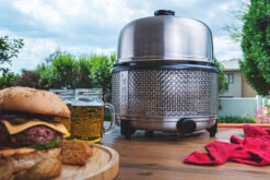 Cobb Grill Premier+ Gas Deluxe Gasgrill 30mbar - Modell 2023 17 Cobb Grill Premier+ Gas Deluxe Gasgrill 30mbar - Modell 2023 -Campinggeschäfte Cobb Premier Plus Deluxe Tischgrill Lifestyle 1