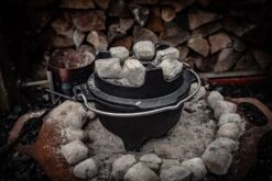 Grillfürst Dutch Oven Set BBQ Edition DO2 - X-DEAL Inkl. Tragetasche / Aufbewahrungstasche, Gusseisen Pflege Und Deckelheber 18 Grillfürst Dutch Oven Set BBQ Edition DO2 - X-DEAL Inkl. Tragetasche / Aufbewahrungstasche, Gusseisen Pflege Und Deckelheber -Campinggeschäfte DO 2 Grillbriketts 1