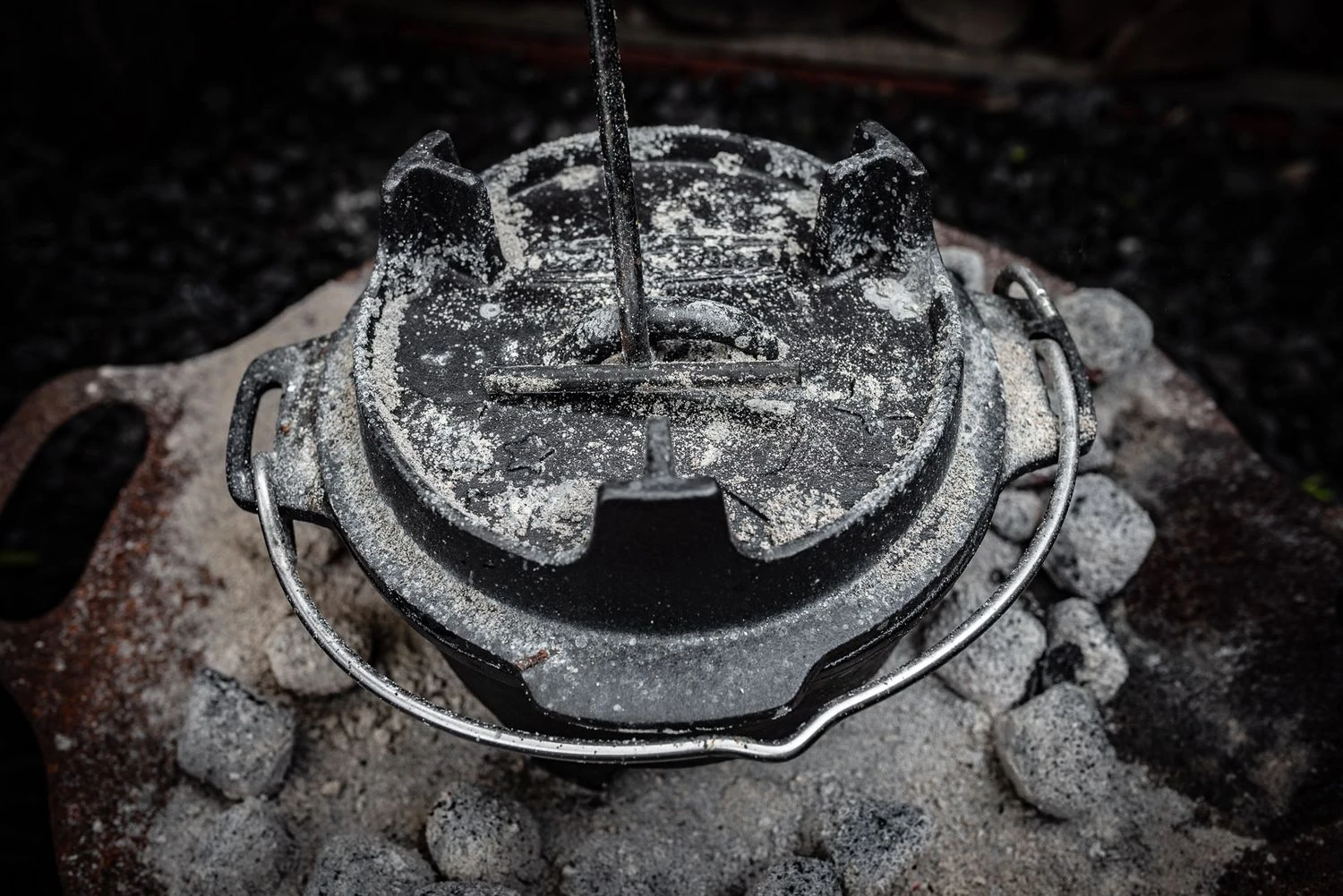 Grillfürst Dutch Oven Set BBQ Edition DO2 - X-DEAL Inkl. Tragetasche / Aufbewahrungstasche, Gusseisen Pflege Und Deckelheber 7 Grillfürst Dutch Oven Set BBQ Edition DO2 - X-DEAL Inkl. Tragetasche / Aufbewahrungstasche, Gusseisen Pflege Und Deckelheber – Bild 5