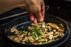 Grillfürst XXL Dutch Oven Set: Starterpaket Gusseisen - X-DEAL Mit Dutch Oven DO9+DO4, Kastenform BK4, Gusseisenpfanne Ø 30 Cm - Inkl. Großem Zubehörpaket -Campinggeschäfte GF Dutch Oven Deckel