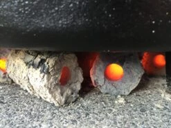 Greek Fire Holzkohlebriketts 20kg -Campinggeschäfte Greek Fire unter Dutch Oven