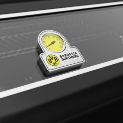 Grillfürst G750E Borussia Dortmund Edition 7-Brenner Doppelkammer - Gasgrill Mit Hochtemperaturbrenner, Seitenkocher, Heckbrenner Und Edelstahl Rosten 18 Grillfürst G750E Borussia Dortmund Edition 7-Brenner Doppelkammer - Gasgrill Mit Hochtemperaturbrenner, Seitenkocher, Heckbrenner Und Edelstahl Rosten -Campinggeschäfte Grillfuerst BVB Gasgrill Deckelthermometer Logo Borussia Dortmund 1