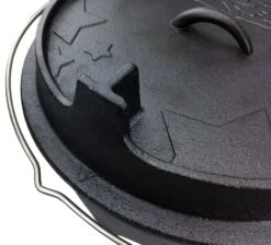 Grillfürst Dutch Oven Set BBQ Edition DO20 - X-DEAL Inkl. Tragetasche / Aufbewahrungstasche, Gusseisen Pflege, Ringreiniger, Deckelheber Und Bambus-Kochlöffel -Campinggeschäfte Grillfuerst Dutch Oven T Fuss