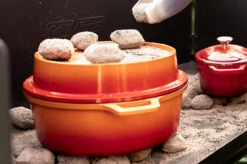 Grillfürst Emaillierter Dutch Oven Ohne Füsse DO7,5 - Orange -Campinggeschäfte Grillfuerst Dutch Oven farbig Beispiel DO7 5 orange Mood Briketts