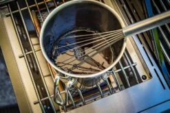 Grillfürst G210G 2-Brenner Gasgrill Mit Hochtemperaturbrenner Und Gusseisen Rosten -Campinggeschäfte Grillfuerst Gasgrill G210G Seitenbrenner Topf