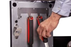 Grillfürst G620G 6-Brenner Gasgrill - Eintracht Frankfurt Edition - Gusseisenroste 30 Grillfürst G620G 6-Brenner Gasgrill - Eintracht Frankfurt Edition - Gusseisenroste -Campinggeschäfte Grillfuerst Gasgrill G310E Besteckhaken Leiste 3