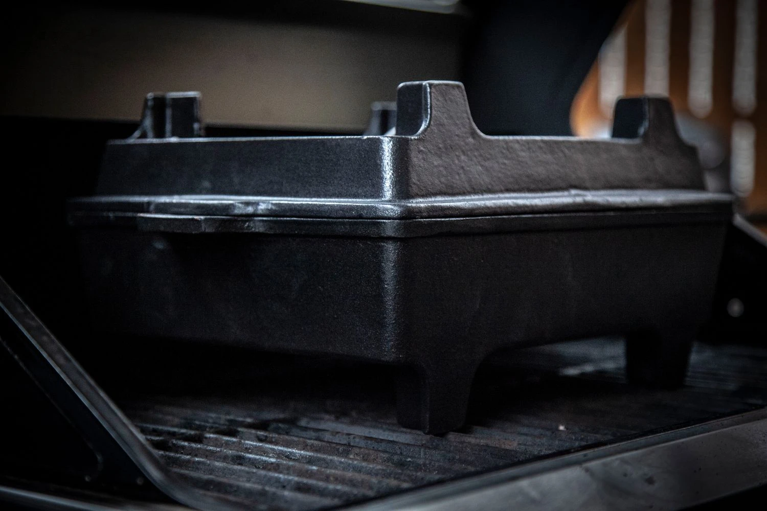 Grillfürst Dutch Oven Set BBQ Kastenform BK6 Aus Gusseisen - X-DEAL Inkl. Tragetasche / Aufbewahrungstasche, Gusseisen Pflege Und Deckelheber 9 Grillfürst Dutch Oven Set BBQ Kastenform BK6 Aus Gusseisen - X-DEAL Inkl. Tragetasche / Aufbewahrungstasche, Gusseisen Pflege Und Deckelheber – Bild 7