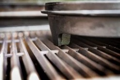 Grillfürst Dutch Oven BBQ Edition DO6 - Klaus Grillt Sonderedition -Campinggeschäfte Klaus grillt Dutch Oven Fuesse am Grillrost 1