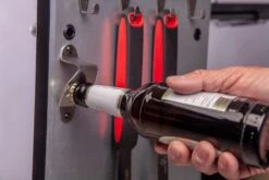 Grillfürst G621E 6-Brenner Edelstahl-Gasgrill - 1. FC Köln Edition - Edelstahlroste 24 Grillfürst G621E 6-Brenner Edelstahl-Gasgrill - 1. FC Köln Edition - Edelstahlroste -Campinggeschäfte Koeln Grill Flaschenoeffner Unterschrank Tuer 3