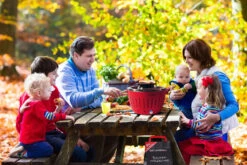 LotusGrill Classic - Holzkohle Tischgrill - Feuerrot Inkl. Tasche -Campinggeschäfte LotusGrill Classic Picknick Campinggrill