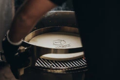 Moesta Smokin' PizzaRing - Pizza-Set (60cm) -Campinggeschäfte Moesta Pizzaring Pizzaset Anwendung01 1