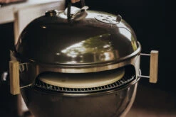 Moesta Smokin' PizzaRing - Pizza-Set (60cm) -Campinggeschäfte Moesta Pizzaring Pizzaset Anwendung02 1