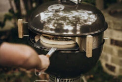 Moesta Smokin' PizzaRing - Pizza-Set (60cm) -Campinggeschäfte Moesta Pizzaring Pizzaset Anwendung03 1