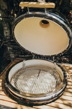 Monolith Grill LeCHEF BBQ GURU - PRO-Serie 2.0 Schwarz - MIT Gestell Und Seitentischen - Inkl. DynaQ Controller Set -Campinggeschäfte Monolith Le Chef Deckel offen Keramikgrill 2