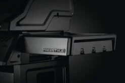 Napoleon Freestyle 365 Gasgrill, Graphit - Mit Sizzle Zone Und Tür - Modell 2023 NEU -Campinggeschäfte Napoleon Freestyle 365 Sizzle Zone Tuer Seitenablage
