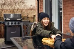 Napoleon Freestyle 425 Gasgrill, Graphit - Mit Sizzle Zone - X-DEAL Inkl. Grillplatte Und Plancha Tool-Set -Campinggeschäfte Napoleon Freestyle 425 SIB Lifestyle Balkon