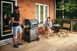 Napoleon Freestyle 365 Gasgrill, Graphit - Mit Sizzle Zone Und Tür - Modell 2023 NEU -Campinggeschäfte Napoleon Freestyle F365DSIB