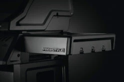 Napoleon Freestyle 425 Gasgrill, Graphit - Mit Sizzle Zone - X-DEAL Inkl. Grillplatte Und Plancha Tool-Set -Campinggeschäfte Napoleon Freestyle Seitenablage Besteckhaken 2