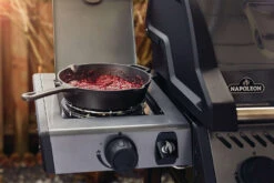 Napoleon Freestyle 365 Gasgrill, Graphit - Mit Seitenbrenner - Modell 2023 -Campinggeschäfte Napoleon Freestyle Seitenbrenner