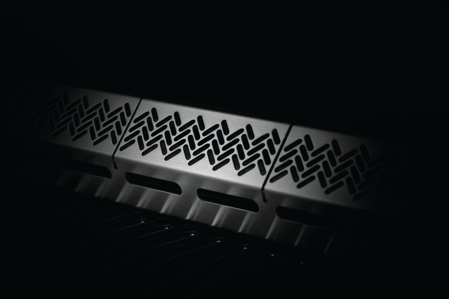 Napoleon Rogue 425 Gasgrill - All Black - Mit Seitenbrenner - Hero Modell 2023 Mit Heckbrenner Inkl. Drehspieß Und Abdeckhaube 6 Napoleon Rogue 425 Gasgrill - All Black - Mit Seitenbrenner - Hero Modell 2023 Mit Heckbrenner Inkl. Drehspieß Und Abdeckhaube – Bild 4