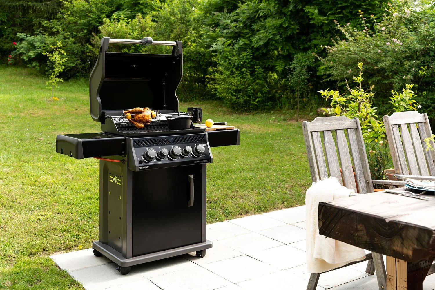 Napoleon Rogue 425 Gasgrill - All Black - Mit Seitenbrenner - Hero Modell 2023 Mit Heckbrenner Inkl. Drehspieß Und Abdeckhaube 20 Napoleon Rogue 425 Gasgrill - All Black - Mit Seitenbrenner - Hero Modell 2023 Mit Heckbrenner Inkl. Drehspieß Und Abdeckhaube – Bild 18