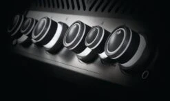 Napoleon Rogue SE 525 Gasgrill - All-black - Mit Sizzle Zone Und Heckbrenner - Grillfürst Edition - X-DEAL Inkl. Abdeckhaube, Gussplatte Und Drehspieß-Set - Modell 2022 -Campinggeschäfte Napoleon Gasgrill SE525 Drehregler beleuchtet 1