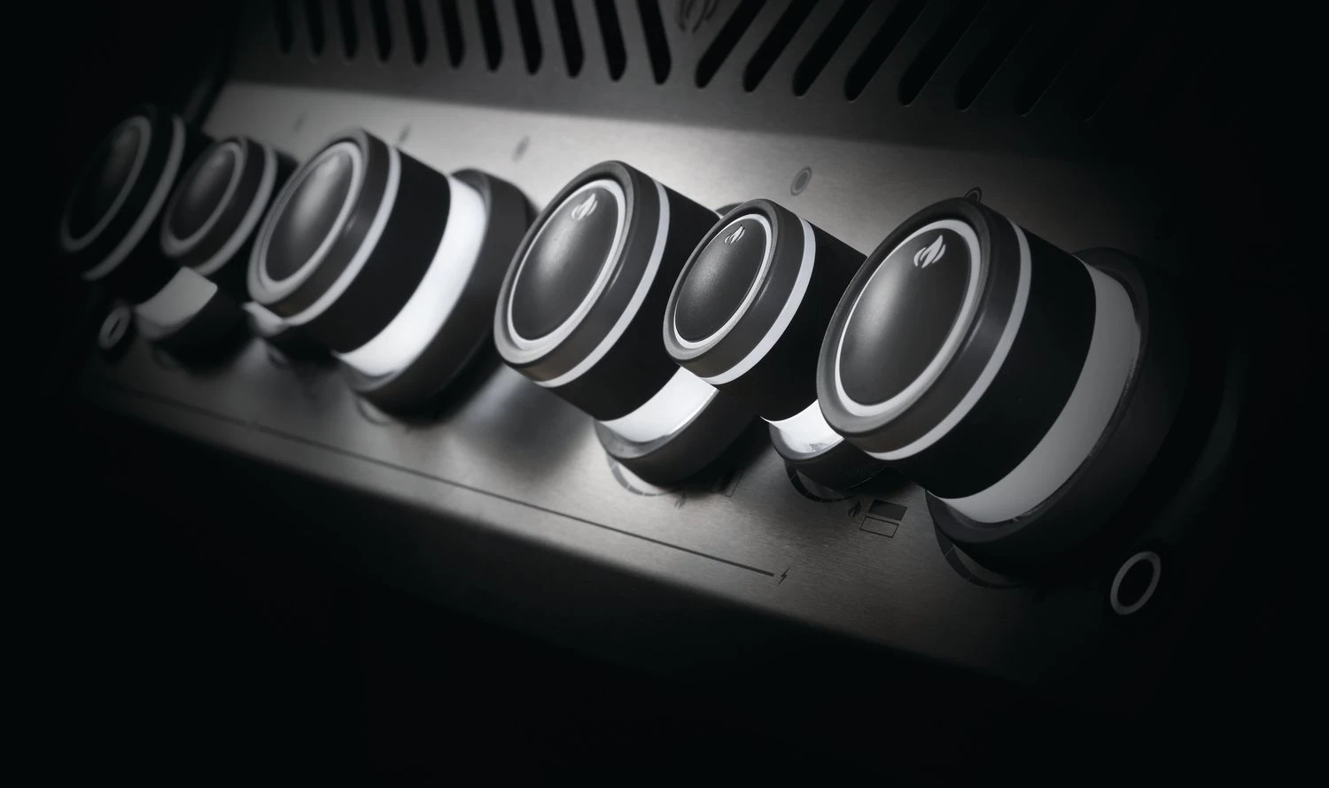 Napoleon Rogue SE 525 Gasgrill - All-black - Mit Sizzle Zone Und Heckbrenner - Grillfürst Edition Inkl. Grill Control Und Zubehörpaket - Smart Deal - Modell 2022 10 Napoleon Rogue SE 525 Gasgrill - All-black - Mit Sizzle Zone Und Heckbrenner - Grillfürst Edition Inkl. Grill Control Und Zubehörpaket - Smart Deal - Modell 2022 – Bild 8