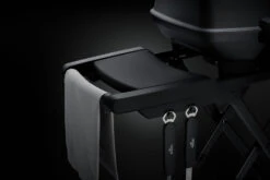 Napoleon Phantom TravelQ PRO285X Kompakt Gasgrill, Mattschwarz - Mit Klappbarem Wagen Inkl. Warmhalterost - Modell 2023 19 Napoleon Phantom TravelQ PRO285X Kompakt Gasgrill, Mattschwarz - Mit Klappbarem Wagen Inkl. Warmhalterost - Modell 2023 -Campinggeschäfte Napoleon Phantom TravelQ PRO285X Seitenablagen