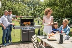 Napoleon Prestige 500 Gasgrill, Charcoal Grau - Mit Safety Glow - Modell 2023 -Campinggeschäfte Napoleon Prestige 500 grau p500grey lifestyle 1