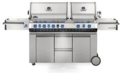 Napoleon Prestige Pro 825-3 Edelstahl Gasgrill Inkl. Drehspieß Und Bodenbeleuchtung + Gratis Napoleon TravelQ PRO285 Kompakt Gasgrill -Campinggeschäfte Napoleon Prestige Pro 825 Gasgrill PRO825RSBIPSS