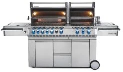 Napoleon Prestige Pro 825-3 Edelstahl Gasgrill Inkl. Drehspieß Und Bodenbeleuchtung + Gratis Napoleon TravelQ PRO285 Kompakt Gasgrill -Campinggeschäfte Napoleon Prestige Pro 825 Gasgrill offen