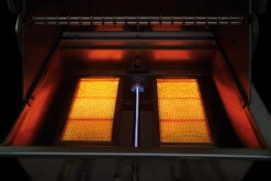 Napoleon Prestige Pro 825-3 Edelstahl Gasgrill Inkl. Drehspieß Und Bodenbeleuchtung + Gratis Napoleon TravelQ PRO285 Kompakt Gasgrill -Campinggeschäfte Napoleon Prestige Pro 825 sizzle zone