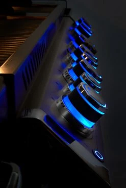 Napoleon Prestige Pro 825-3 Edelstahl Gasgrill Inkl. Drehspieß Und Bodenbeleuchtung + Gratis Napoleon TravelQ PRO285 Kompakt Gasgrill -Campinggeschäfte Napoleon Prestige Pro beleuchtere Drehregler blau 1