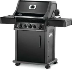 Napoleon Rogue 425 Gasgrill - All Black - Mit Seitenbrenner - Hero Modell 2023 Mit Heckbrenner Inkl. Drehspieß Und Abdeckhaube 23 Napoleon Rogue 425 Gasgrill - All Black - Mit Seitenbrenner - Hero Modell 2023 Mit Heckbrenner Inkl. Drehspieß Und Abdeckhaube -Campinggeschäfte Napoleon Rogue 425 Gasgrill Hero seitlich
