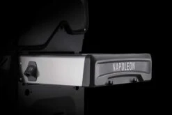 Napoleon Rogue SE 625 Gasgrill, Schwarz Mit Gussrosten, Sizzle Zone Und Heckbrenner - Modell 2023 -Campinggeschäfte Napoleon Rogue SE Seitenablage mit Logo 1