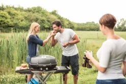 Napoleon TravelQ PRO285 Kompakt Gasgrill Schwarz Mit Klappbarem Wagen - Modell 2023 -Campinggeschäfte Napoleon portabler Gasgrill Travelq Pro285 x lifestyle 1