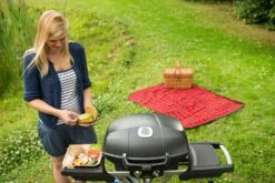 Napoleon TravelQ PRO285 Kompakt Gasgrill Schwarz Mit Klappbarem Wagen - Modell 2023 -Campinggeschäfte Napoleon portabler Gasgrill Travelq Pro285 x lifestyle 2