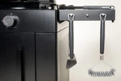 Outdoorchef Gas Kugelgrill Arosa 570 G Evo Black Style -Campinggeschäfte Outdoorchef Arosa Gas Kugelgrill 570G EVO Black Style Seitenablage