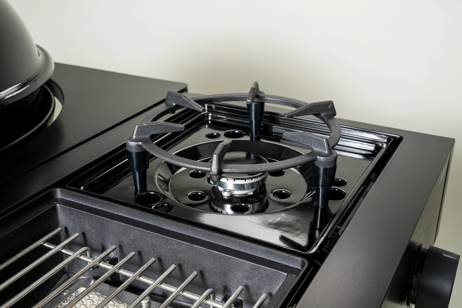 Outdoorchef Gas Kugelgrill Arosa 570 G Evo Black Style - Inkl. Blazing-/Cooking Zone Kit Plus 13 Outdoorchef Gas Kugelgrill Arosa 570 G Evo Black Style - Inkl. Blazing-/Cooking Zone Kit Plus – Bild 11