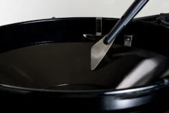 Outdoorchef Trichter Reinigungsset Für EASY FLIP Trichter -Campinggeschäfte Outdoorchef Trichter Schaber Anwendung01 1