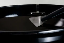 Outdoorchef Trichter Reinigungsset Für EASY FLIP Trichter -Campinggeschäfte Outdoorchef Trichter Schaber Anwendung02 1