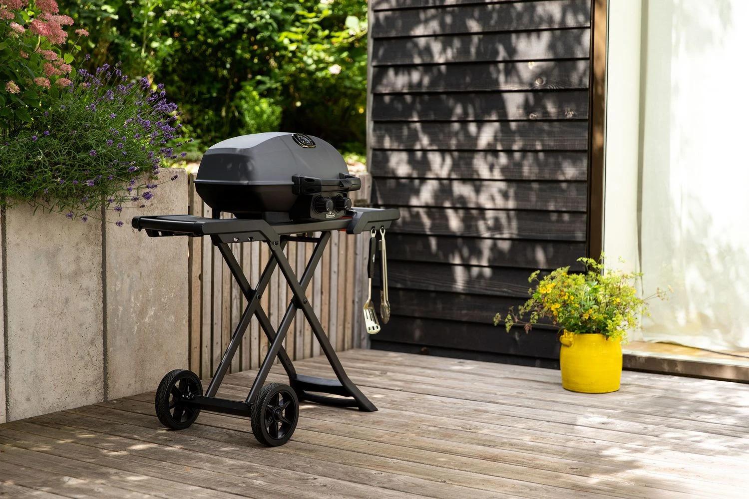 Napoleon Phantom TravelQ PRO285X Kompakt Gasgrill, Mattschwarz - Mit Klappbarem Wagen Inkl. Warmhalterost - Modell 2023 4 Napoleon Phantom TravelQ PRO285X Kompakt Gasgrill, Mattschwarz - Mit Klappbarem Wagen Inkl. Warmhalterost - Modell 2023 – Bild 2