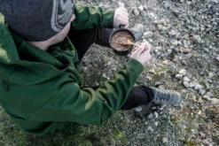 Petromax Emaille Stieltopf / 500 Ml / Schwarz -Campinggeschäfte Petromax Emaille Stieltopf 500ml schwarz Lifestyle02