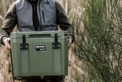 Petromax Kühlbox 25 Liter Oliv - Inkl. Sitzkissen, Haft-Unterlage Und Einsatzkorb -Campinggeschäfte Petromax Kuehlbox kx25 oliv anwendung