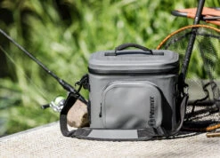 Petromax Kühltasche 8 Liter / Dunkelgrau -Campinggeschäfte Petromax Kuehltasche 8Liter grau Lifestyle